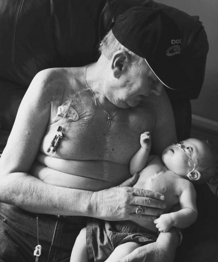 Illustration de l'article : En regardant cette photo de son papa et de son fils à l’hôpital, on peut comprendre ce qui les lie réellement...