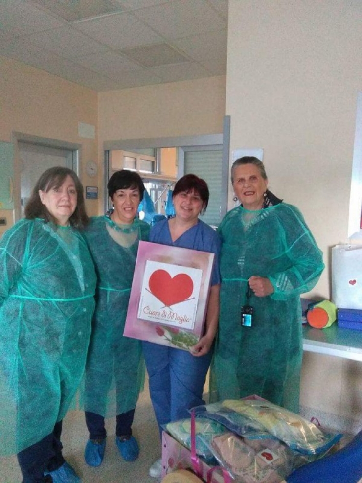 Illustration de l'article : Ce petit bout ne pèse que 450g, mais sa maman trouve ça dans son berceau juste après sa naissance...