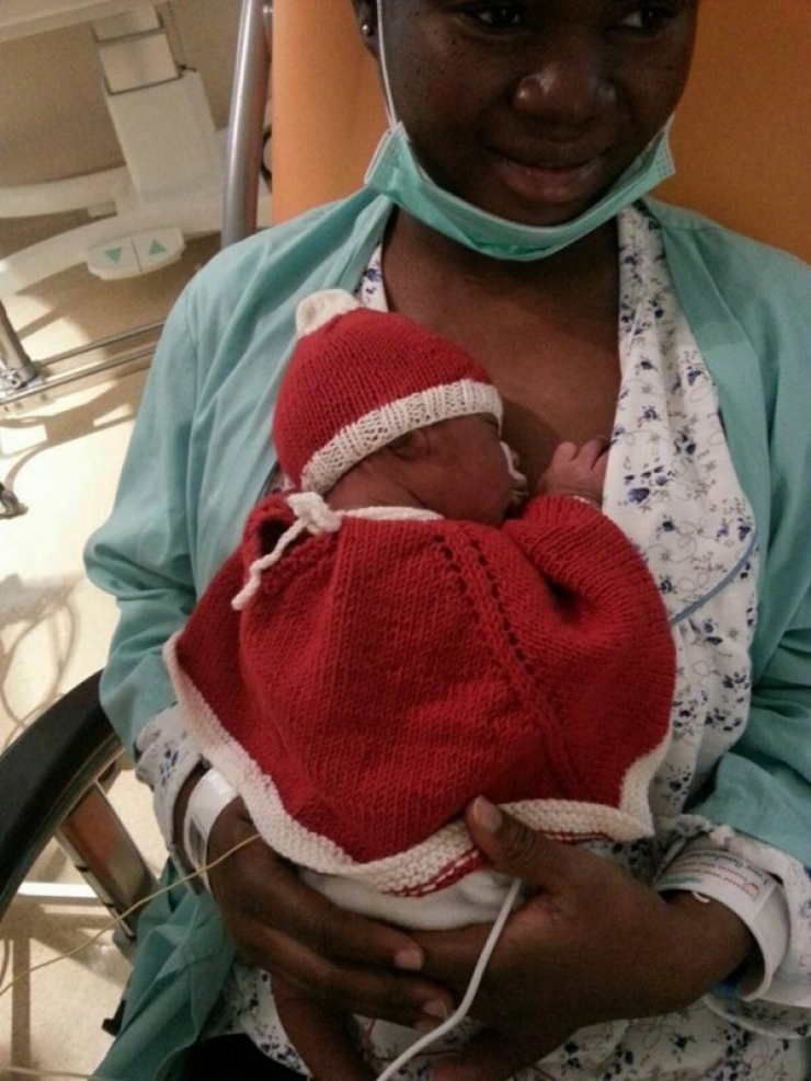 Illustration de l'article : Ce petit bout ne pèse que 450g, mais sa maman trouve ça dans son berceau juste après sa naissance...