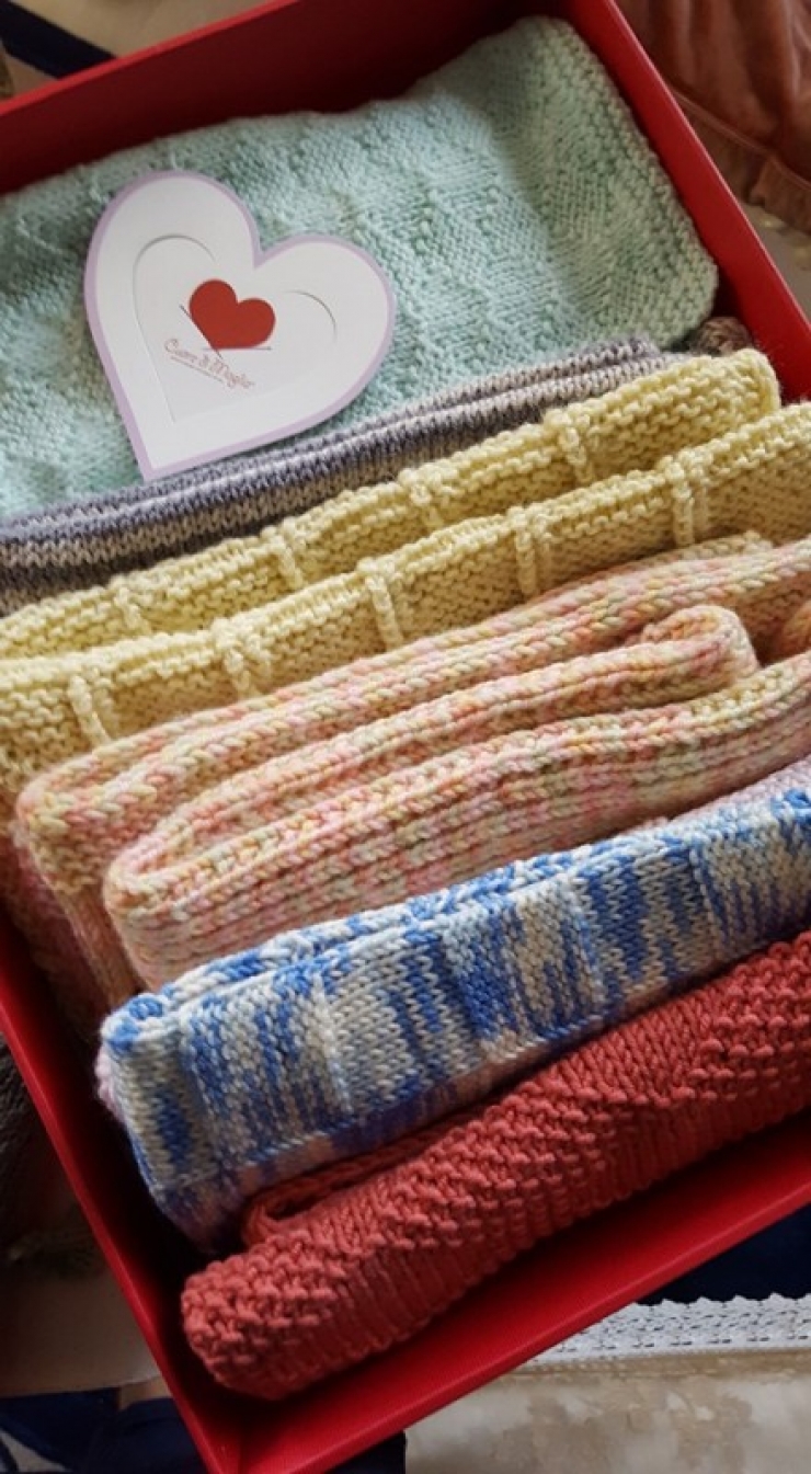 Illustration de l'article : Ce petit bout ne pèse que 450g, mais sa maman trouve ça dans son berceau juste après sa naissance...