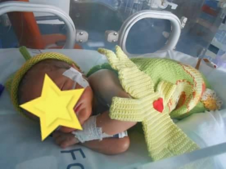 Illustration de l'article : Ce petit bout ne pèse que 450g, mais sa maman trouve ça dans son berceau juste après sa naissance...