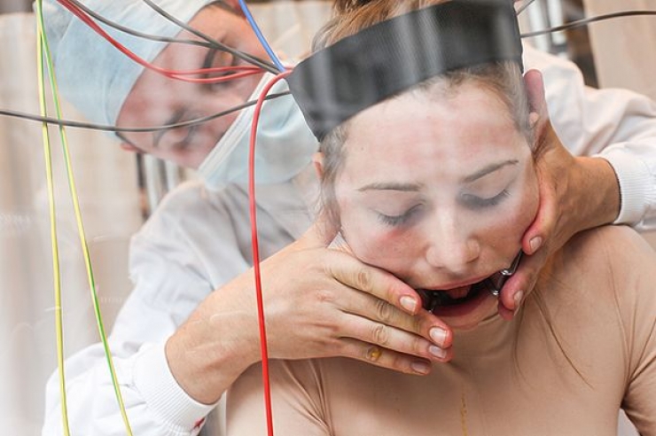 Illustration de l'article : Cette femme est tortur&eacute;e devant des spectateurs... J'en ai eu des frissons lorsqu'ils lui ont ras&eacute; la t&ecirc;te !