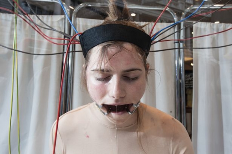 Illustration de l'article : Cette femme est tortur&eacute;e devant des spectateurs... J'en ai eu des frissons lorsqu'ils lui ont ras&eacute; la t&ecirc;te !