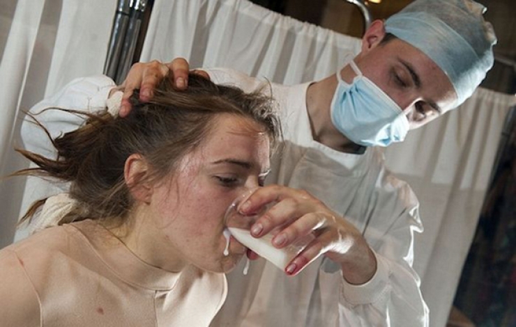 Illustration de l'article : Cette femme est tortur&eacute;e devant des spectateurs... J'en ai eu des frissons lorsqu'ils lui ont ras&eacute; la t&ecirc;te !