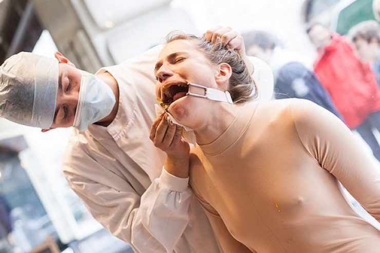 Illustration de l'article : Cette femme est tortur&eacute;e devant des spectateurs... J'en ai eu des frissons lorsqu'ils lui ont ras&eacute; la t&ecirc;te !
