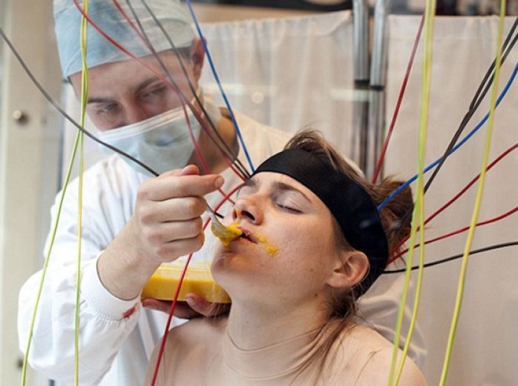 Illustration de l'article : Cette femme est tortur&eacute;e devant des spectateurs... J'en ai eu des frissons lorsqu'ils lui ont ras&eacute; la t&ecirc;te !