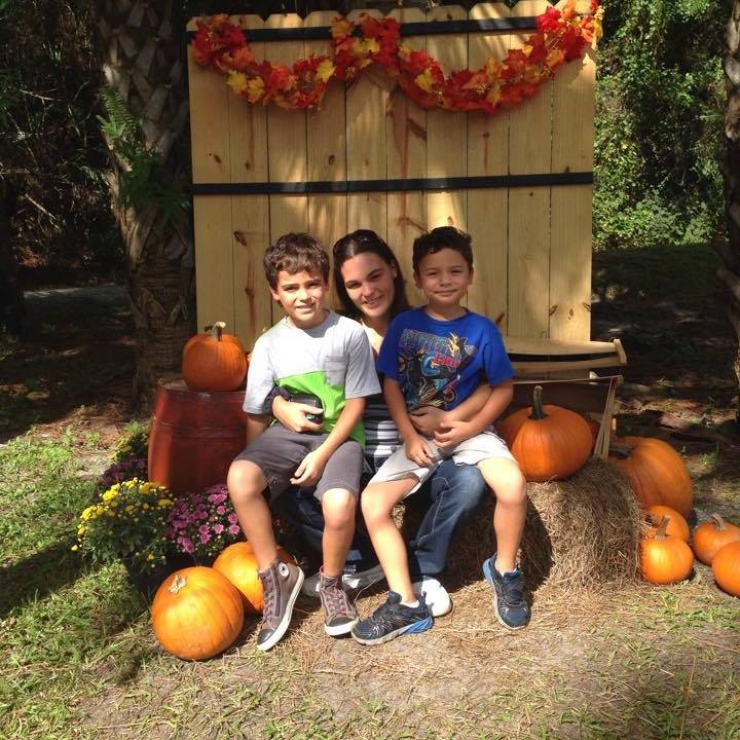 Illustration de l'article : Elle trouve que son fils agit bizarrement apr&egrave;s avoir jou&eacute; dehors. Deux jours plus tard, elle d&eacute;couvre ceci sur sa t&ecirc;te: 