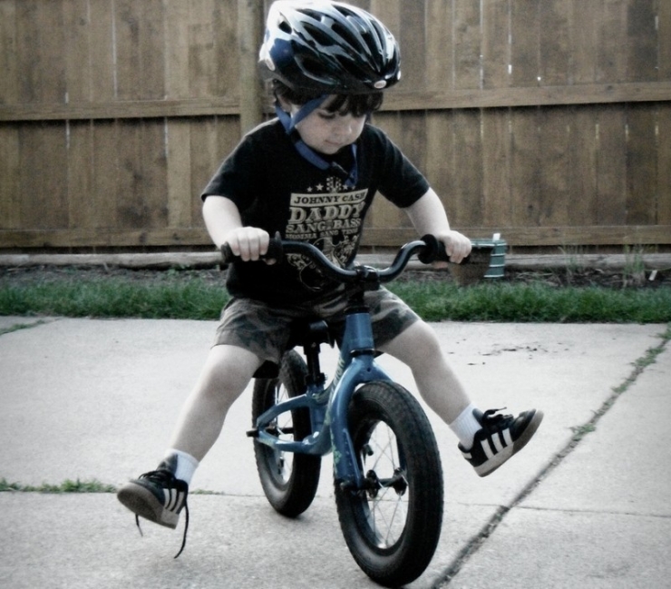 Illustration de l'article : Elle trouve que son fils agit bizarrement apr&egrave;s avoir jou&eacute; dehors. Deux jours plus tard, elle d&eacute;couvre ceci sur sa t&ecirc;te: 