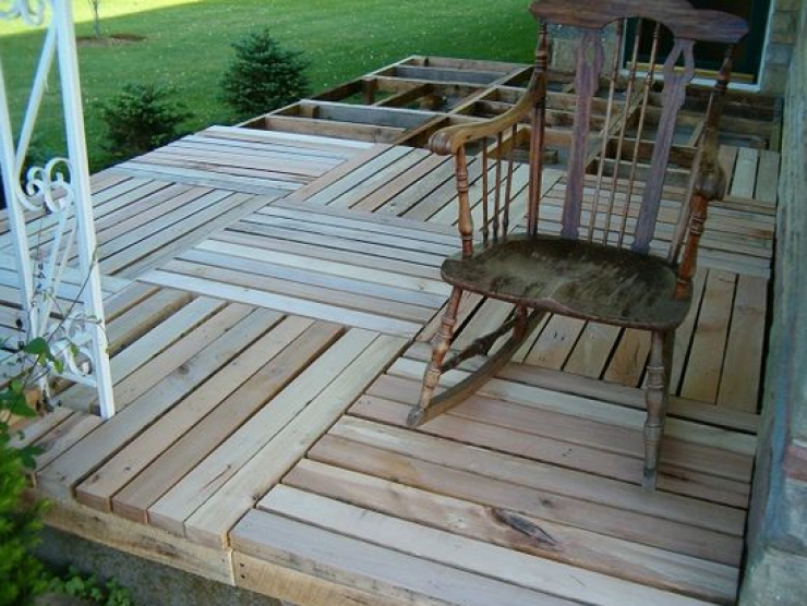 Illustration de l'article : Un couple d&eacute;fait des palettes pour les disposer sous son porche... Au final, le petit coin est comme neuf !