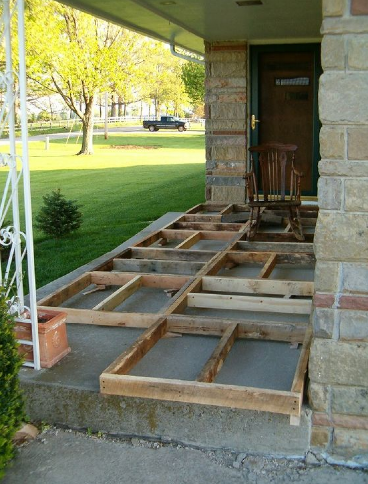 Illustration de l'article : Un couple d&eacute;fait des palettes pour les disposer sous son porche... Au final, le petit coin est comme neuf !