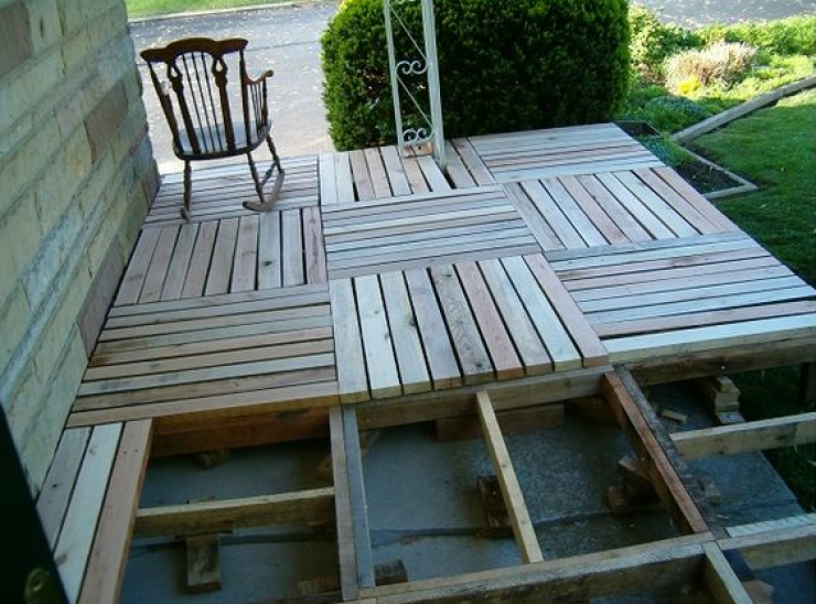 Illustration de l'article : Un couple d&eacute;fait des palettes pour les disposer sous son porche... Au final, le petit coin est comme neuf !