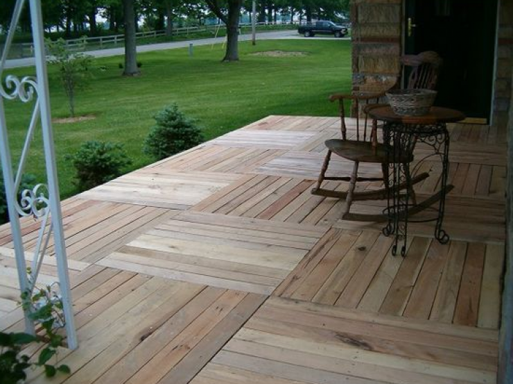 Illustration de l'article : Un couple d&eacute;fait des palettes pour les disposer sous son porche... Au final, le petit coin est comme neuf !