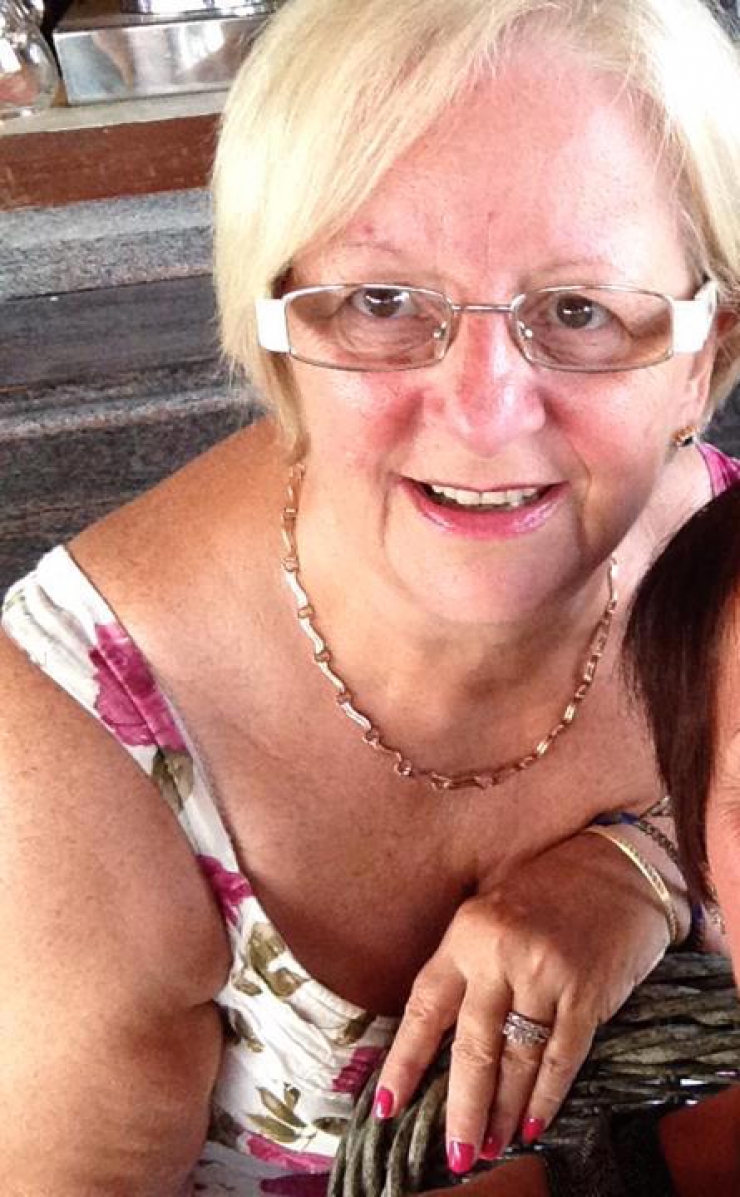 Illustration de l'article : Cette dame de 64 ans n'avait pas id&eacute;e de ce qui lui poussait sur l'&eacute;paule... En voyant son chat devenir bizarre, elle a tout compris !