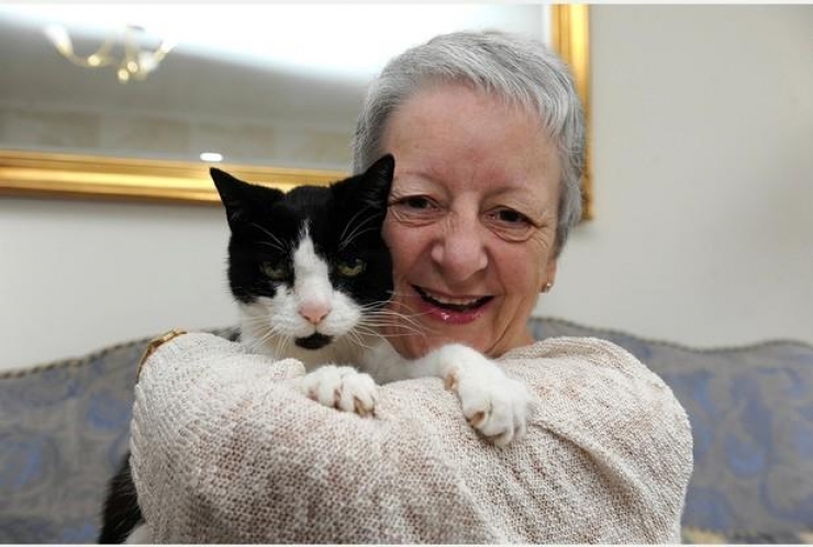 Illustration de l'article : Cette dame de 64 ans n'avait pas id&eacute;e de ce qui lui poussait sur l'&eacute;paule... En voyant son chat devenir bizarre, elle a tout compris !
