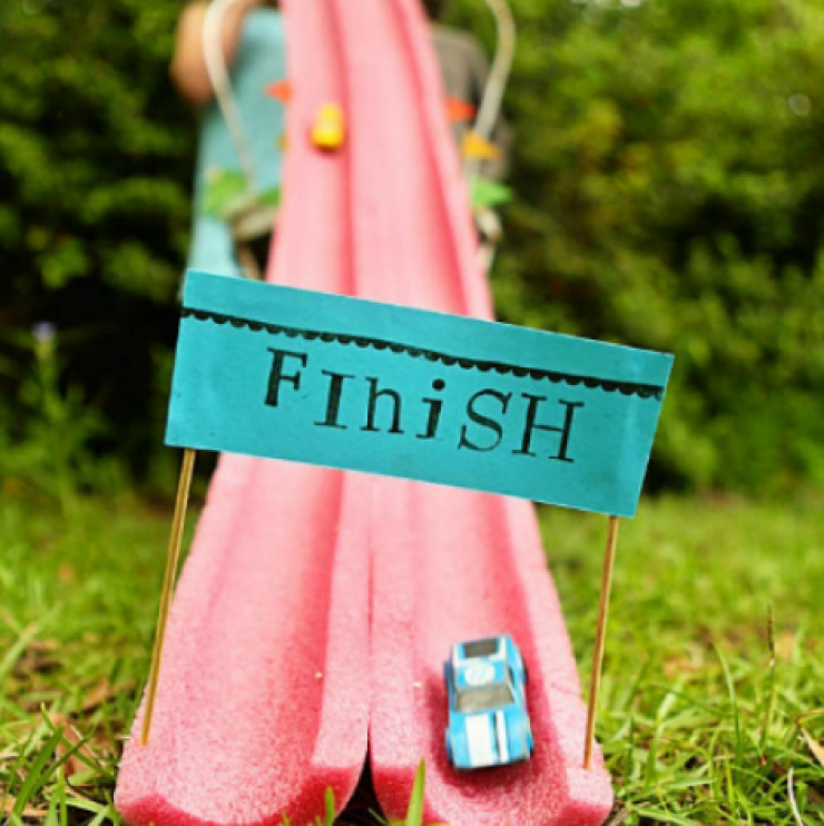 Illustration de l'article : Vous manquez d'id&eacute;es pour amuser les enfants cet &eacute;t&eacute; ? Voici 21 jeux tr&egrave;s simples &agrave; bricoler...