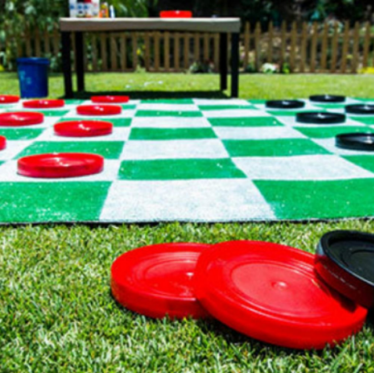 Illustration de l'article : Vous manquez d'id&eacute;es pour amuser les enfants cet &eacute;t&eacute; ? Voici 21 jeux tr&egrave;s simples &agrave; bricoler...