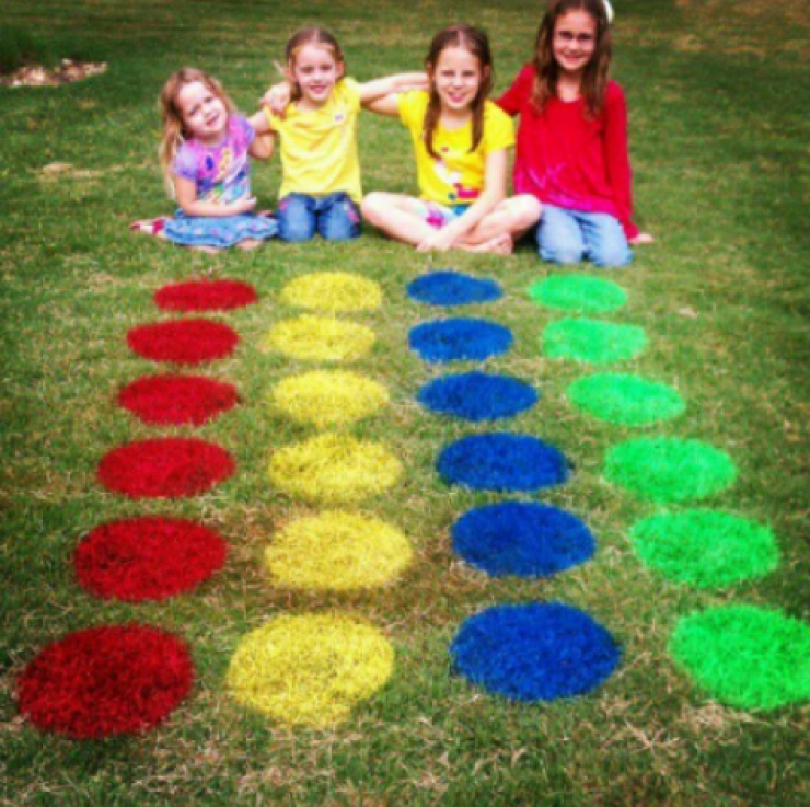 Illustration de l'article : Vous manquez d'id&eacute;es pour amuser les enfants cet &eacute;t&eacute; ? Voici 21 jeux tr&egrave;s simples &agrave; bricoler...