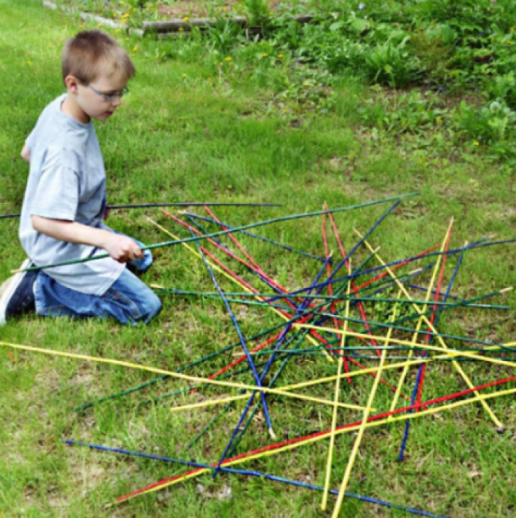 Illustration de l'article : Vous manquez d'id&eacute;es pour amuser les enfants cet &eacute;t&eacute; ? Voici 21 jeux tr&egrave;s simples &agrave; bricoler...