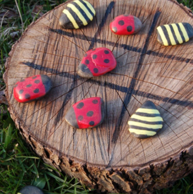 Illustration de l'article : Vous manquez d'id&eacute;es pour amuser les enfants cet &eacute;t&eacute; ? Voici 21 jeux tr&egrave;s simples &agrave; bricoler...