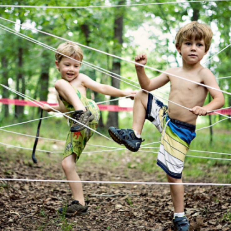 Illustration de l'article : Vous manquez d'id&eacute;es pour amuser les enfants cet &eacute;t&eacute; ? Voici 21 jeux tr&egrave;s simples &agrave; bricoler...