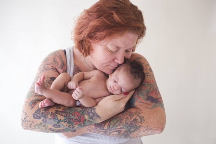 Illustration de l'article : Elle voulait faire adopter son bébé mais en voyant son visage, ce qu'elle a fait est magnifique !