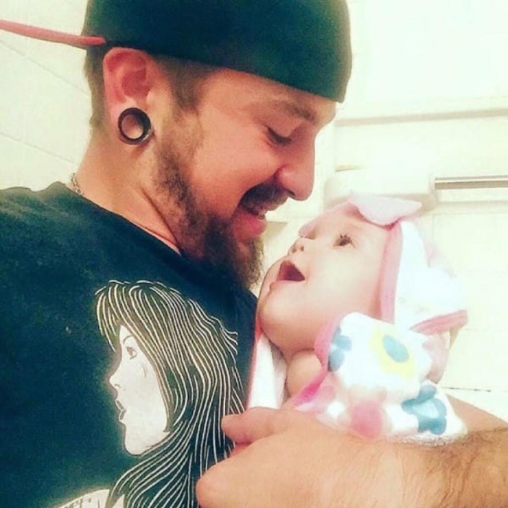 Illustration de l'article : Une maman abandonne sa fille d'un mois, la laissant seule avec son papa... Ce dernier &eacute;crit cette lettre ouverte tr&egrave;s touchante !