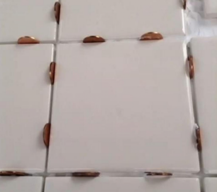 Illustration de l'article : Elle colle des petites pi&egrave;ces sous les chaussures de sa fille pour une raison brillante ! Il suffisait d'y penser...