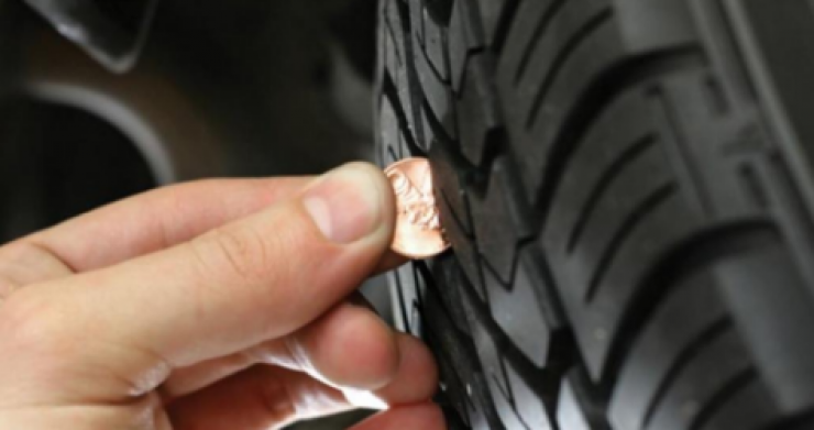 Illustration de l'article : Elle colle des petites pi&egrave;ces sous les chaussures de sa fille pour une raison brillante ! Il suffisait d'y penser...