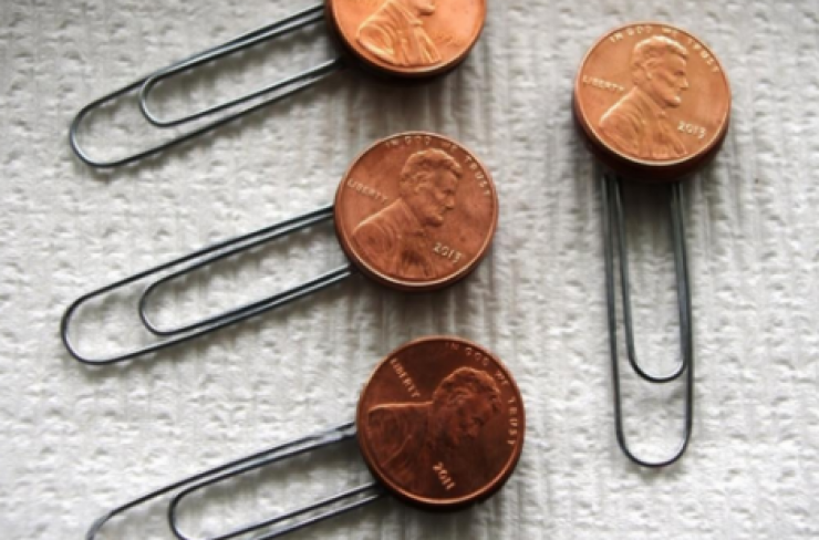 Illustration de l'article : Elle colle des petites pi&egrave;ces sous les chaussures de sa fille pour une raison brillante ! Il suffisait d'y penser...