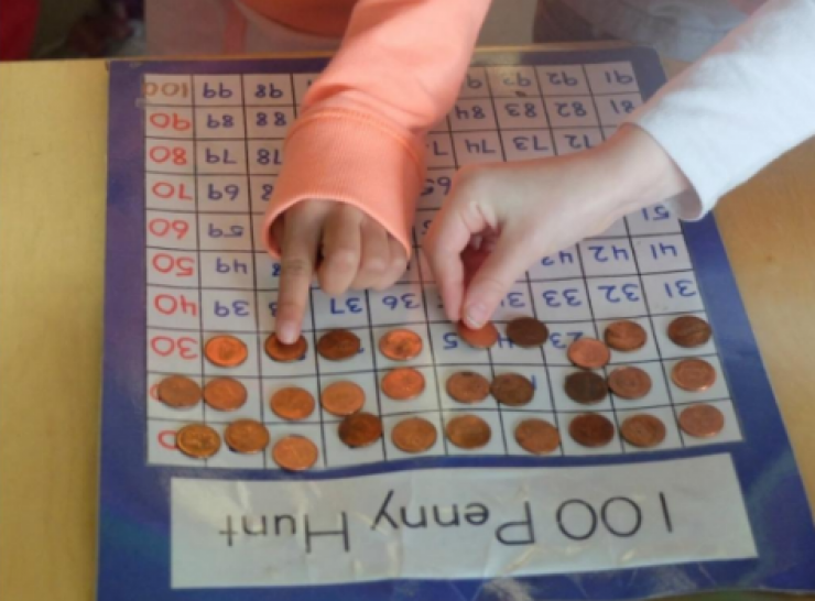 Illustration de l'article : Elle colle des petites pi&egrave;ces sous les chaussures de sa fille pour une raison brillante ! Il suffisait d'y penser...