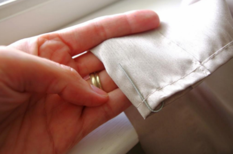 Illustration de l'article : Elle colle des petites pi&egrave;ces sous les chaussures de sa fille pour une raison brillante ! Il suffisait d'y penser...