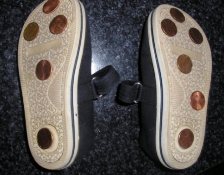 Illustration de l'article : Elle colle des petites pi&egrave;ces sous les chaussures de sa fille pour une raison brillante ! Il suffisait d'y penser...