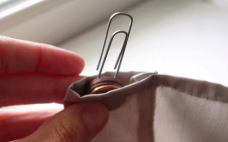 Illustration de l'article : Elle colle des petites pi&egrave;ces sous les chaussures de sa fille pour une raison brillante ! Il suffisait d'y penser...