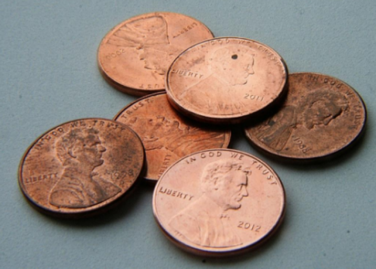 Illustration de l'article : Elle colle des petites pi&egrave;ces sous les chaussures de sa fille pour une raison brillante ! Il suffisait d'y penser...