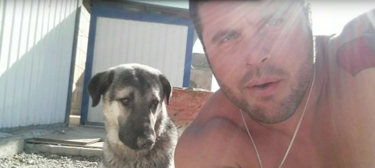 Illustration de l'article : Ce soldat ne peut se résoudre à laisser son chien derrière lui... Il prend alors une décision qui va tout changer !