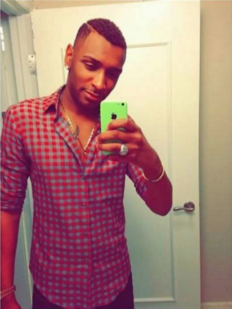 Illustration de l'article : Ce jeune de 30 ans &eacute;tait aux toilettes pendant que le tueur attaquait le club... Voici les derniers sms envoy&eacute;s &agrave; sa maman !