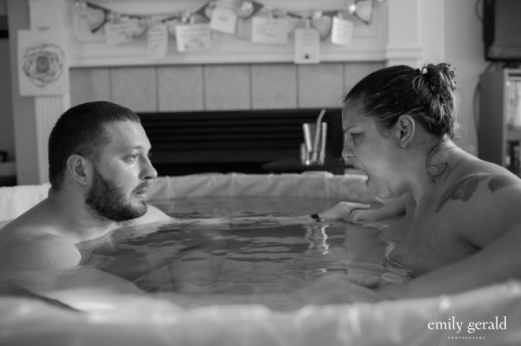 Illustration de l'article : 20 photos de naissance magnifiques o&ugrave; les papas accueillent leur b&eacute;b&eacute;... De quoi nous rappeler qu'ils sont aussi importants que les mamans !