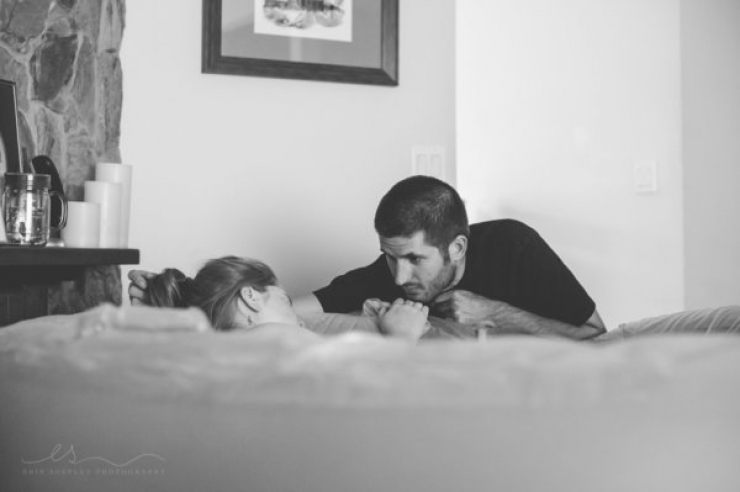 Illustration de l'article : 20 photos de naissance magnifiques o&ugrave; les papas accueillent leur b&eacute;b&eacute;... De quoi nous rappeler qu'ils sont aussi importants que les mamans !