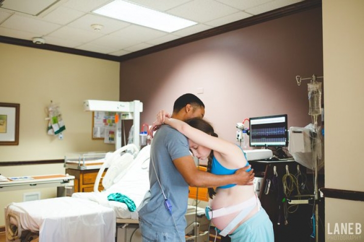 Illustration de l'article : 20 photos de naissance magnifiques o&ugrave; les papas accueillent leur b&eacute;b&eacute;... De quoi nous rappeler qu'ils sont aussi importants que les mamans !