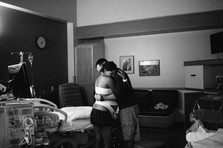 Illustration de l'article : 20 photos de naissance magnifiques o&ugrave; les papas accueillent leur b&eacute;b&eacute;... De quoi nous rappeler qu'ils sont aussi importants que les mamans !