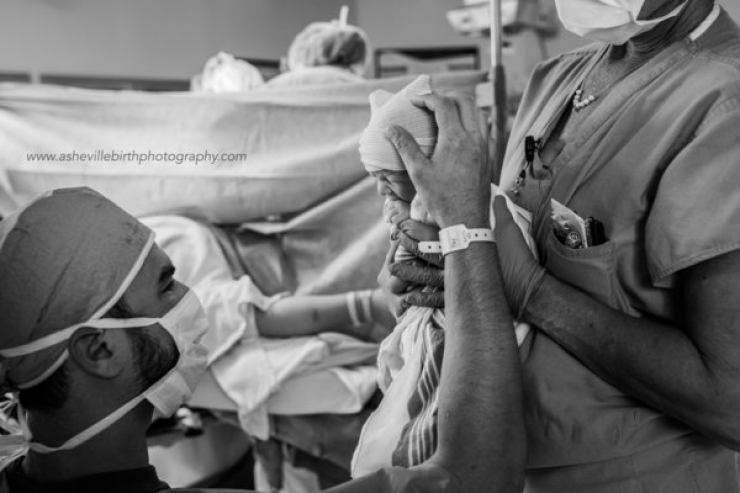 Illustration de l'article : 20 photos de naissance magnifiques o&ugrave; les papas accueillent leur b&eacute;b&eacute;... De quoi nous rappeler qu'ils sont aussi importants que les mamans !