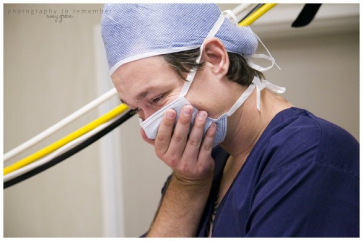 Illustration de l'article : 20 photos de naissance magnifiques o&ugrave; les papas accueillent leur b&eacute;b&eacute;... De quoi nous rappeler qu'ils sont aussi importants que les mamans !