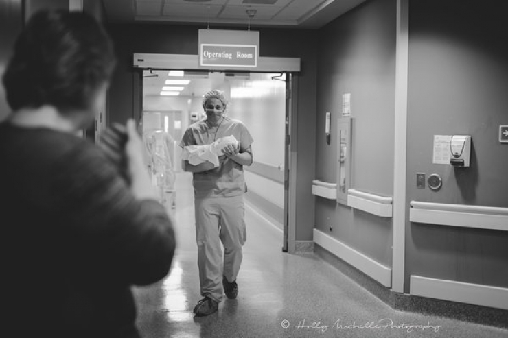 Illustration de l'article : 20 photos de naissance magnifiques o&ugrave; les papas accueillent leur b&eacute;b&eacute;... De quoi nous rappeler qu'ils sont aussi importants que les mamans !