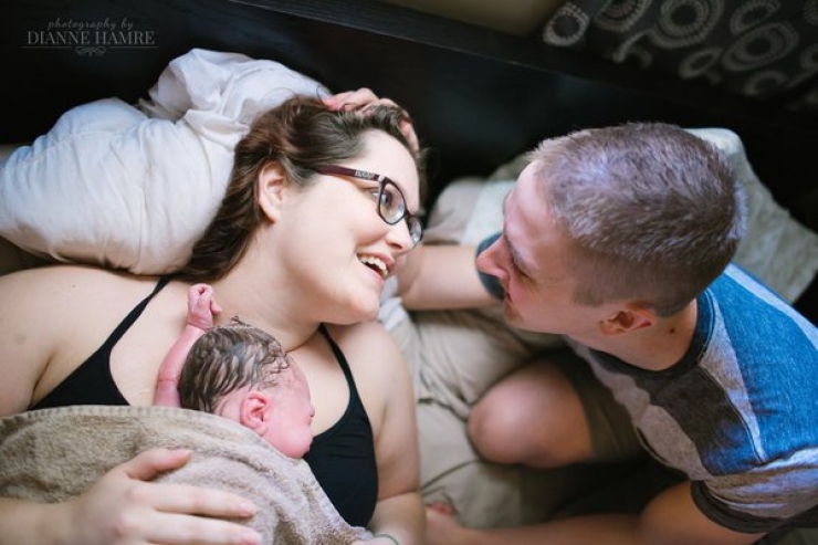 Illustration de l'article : 20 photos de naissance magnifiques o&ugrave; les papas accueillent leur b&eacute;b&eacute;... De quoi nous rappeler qu'ils sont aussi importants que les mamans !