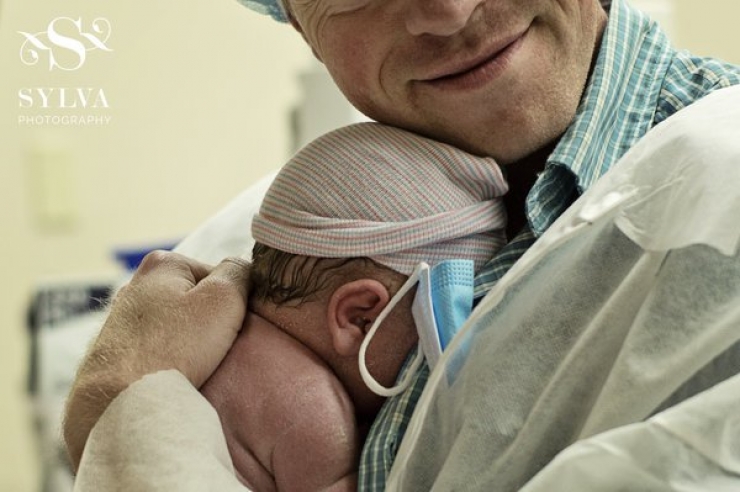 Illustration de l'article : 20 photos de naissance magnifiques o&ugrave; les papas accueillent leur b&eacute;b&eacute;... De quoi nous rappeler qu'ils sont aussi importants que les mamans !