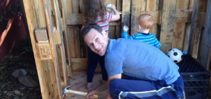 Illustration de l'article : Papa r&eacute;cup&egrave;re des palettes pour r&eacute;aliser une surprise &agrave; ses enfants... Un projet de g&eacute;nie, &eacute;tape par &eacute;tape !