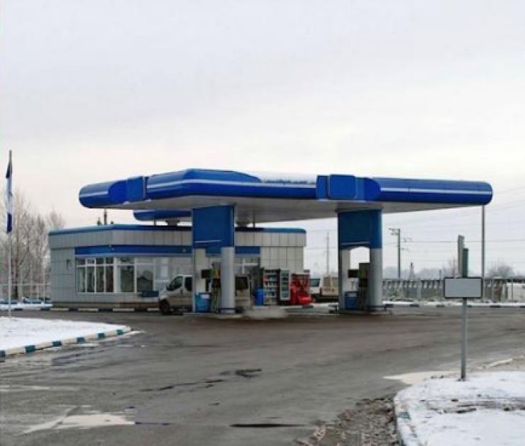 Illustration de l'article : Elle s'approche d'un homme en pleurs &agrave; la station-essence et en soulevant sa couverture, elle a du mal &agrave; y croire !