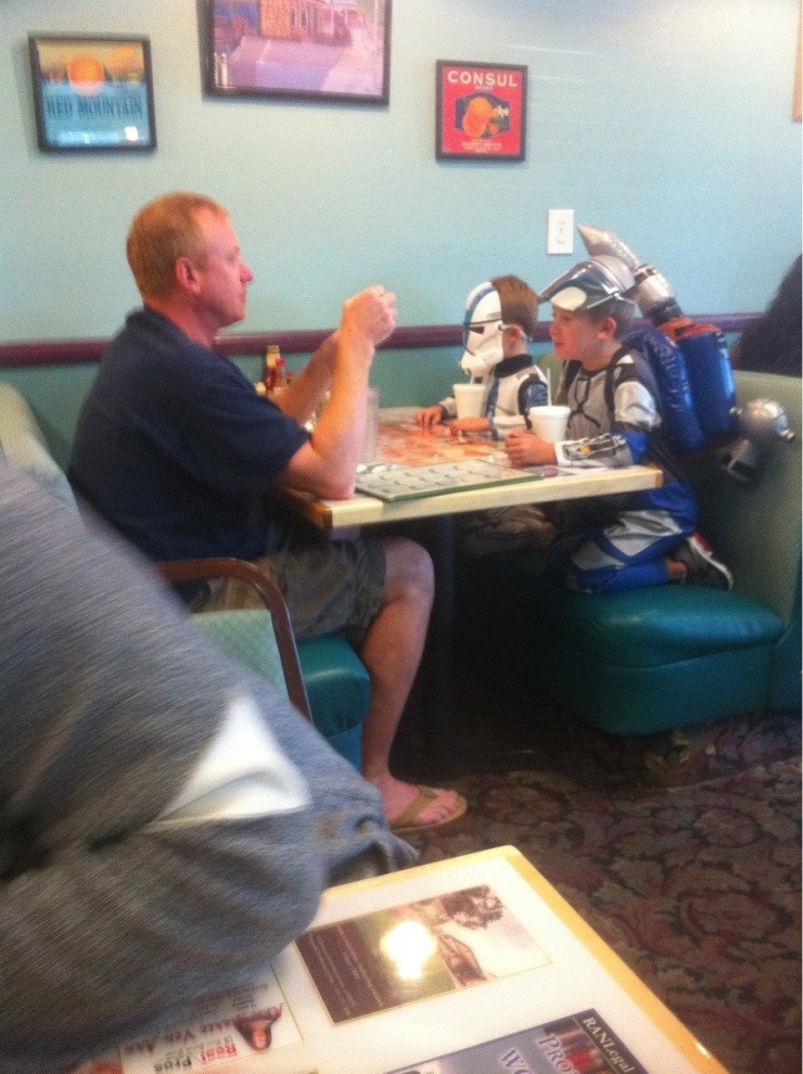 Illustration de l'article : Un papa est prêt à tout pour son enfant ! Ces 17 photos le prouvent, et c'est tellement mignon...