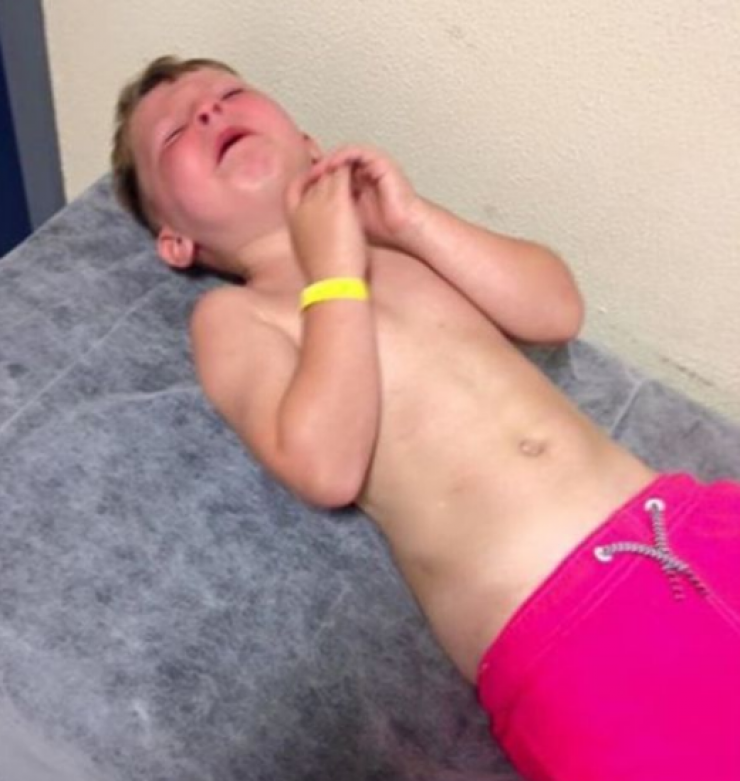 Illustration de l'article : Ce petit de 5 ans devient hystérique à la plage... En lui retirant son maillot, sa maman est horrifiée !