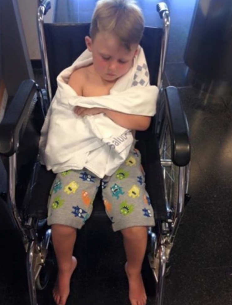 Illustration de l'article : Ce petit de 5 ans devient hystérique à la plage... En lui retirant son maillot, sa maman est horrifiée !